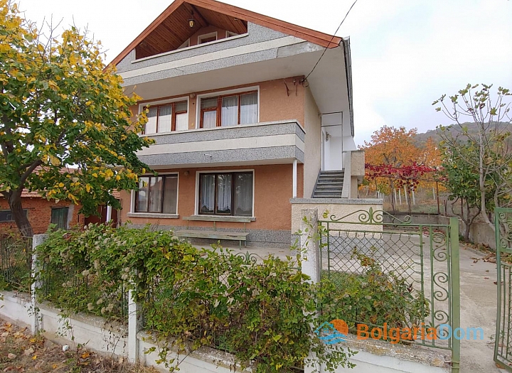Трехэтажный дом на продажу в селе Горица. Фото 1
