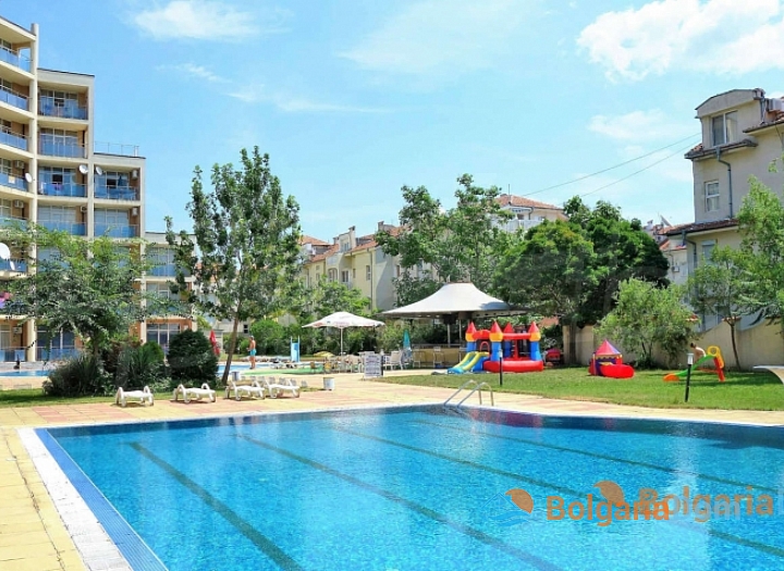 Large apartment with pool view. Photo 1