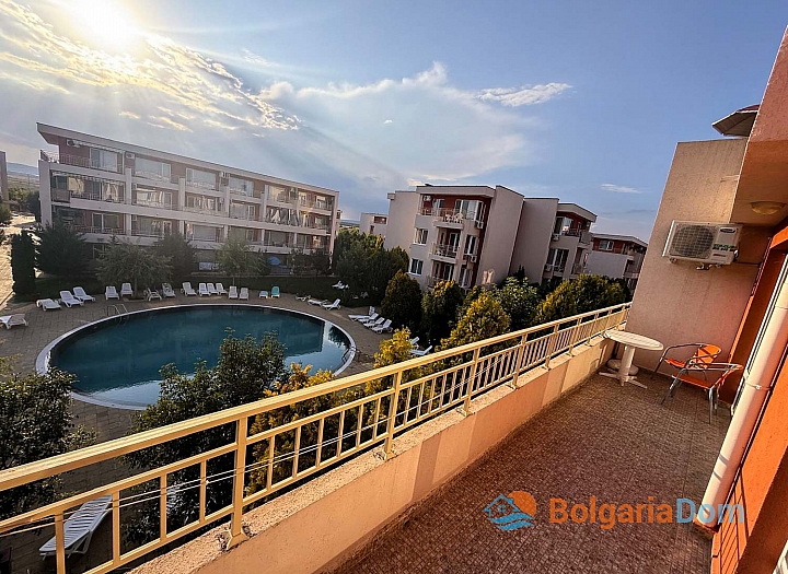 Two-room apartment with pool view in a large complex. Photo 17