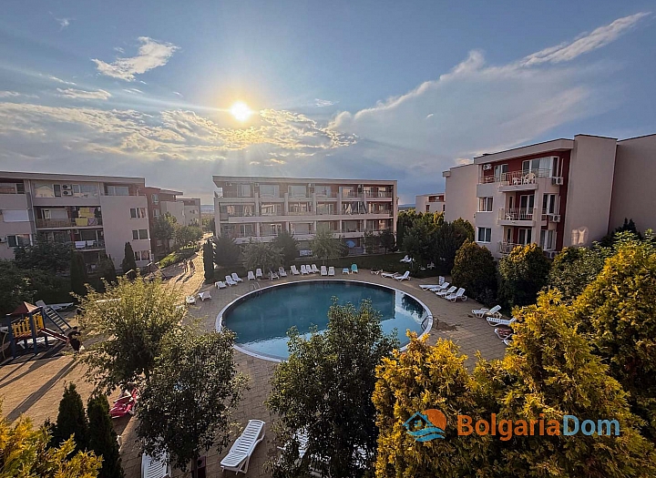 Two-room apartment with pool view in a large complex. Photo 8