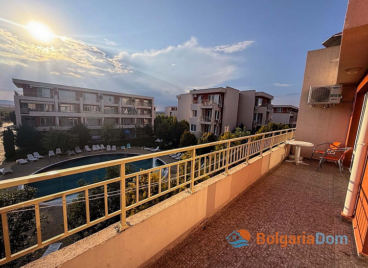 Two-room apartment with pool view in a large complex. Photo 18