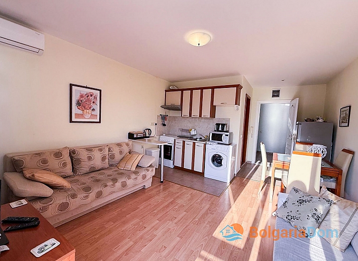 Two-room apartment with pool view in a large complex. Photo 13