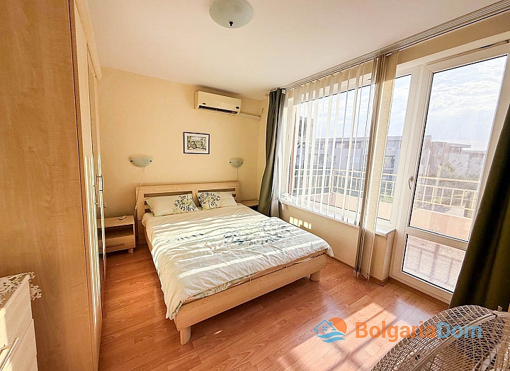 Two-room apartment with pool view in a large complex. Photo 14