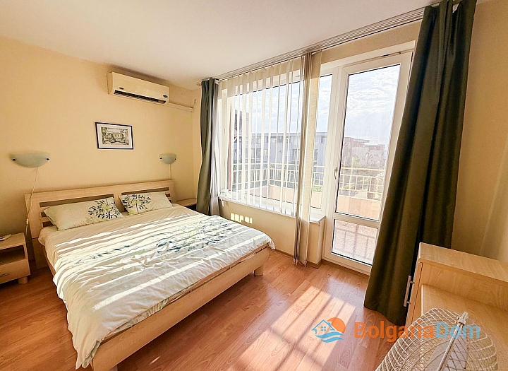 Two-room apartment with pool view in a large complex. Photo 4