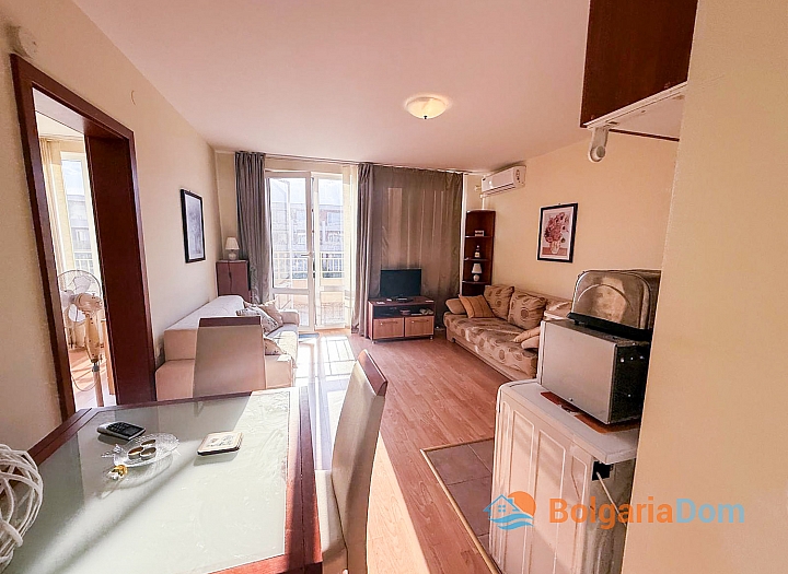 Two-room apartment with pool view in a large complex. Photo 3