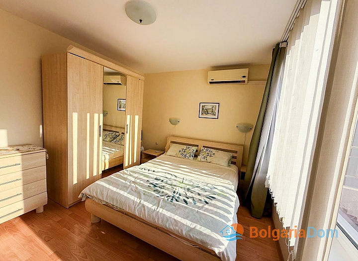 Two-room apartment with pool view in a large complex. Photo 5