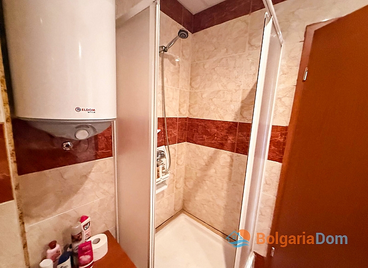 Two-room apartment with pool view in a large complex. Photo 19