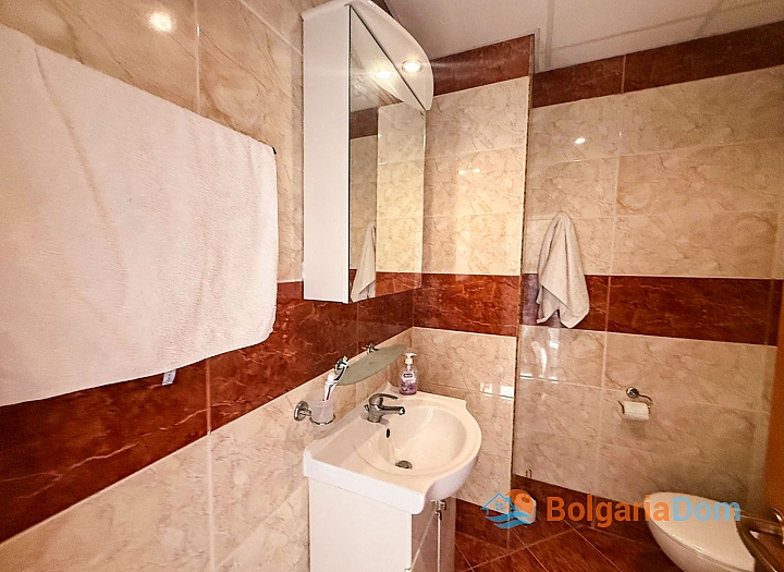 Two-room apartment with pool view in a large complex. Photo 11