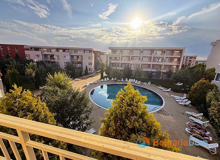 Two-room apartment with pool view in a large complex. Photo 7