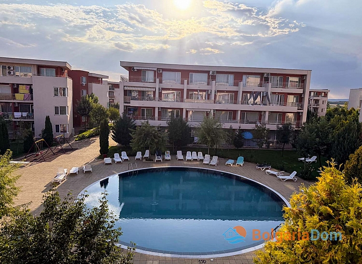 Two-room apartment with pool view in a large complex. Photo 1