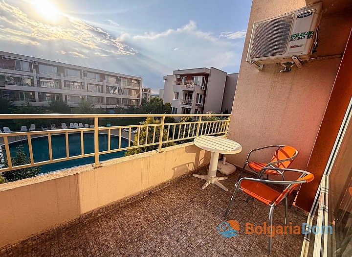 Two-room apartment with pool view in a large complex. Photo 9