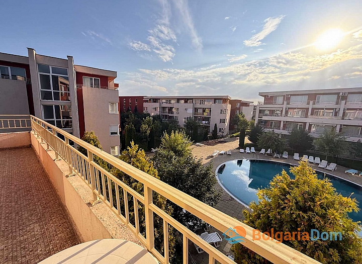 Two-room apartment with pool view in a large complex. Photo 15