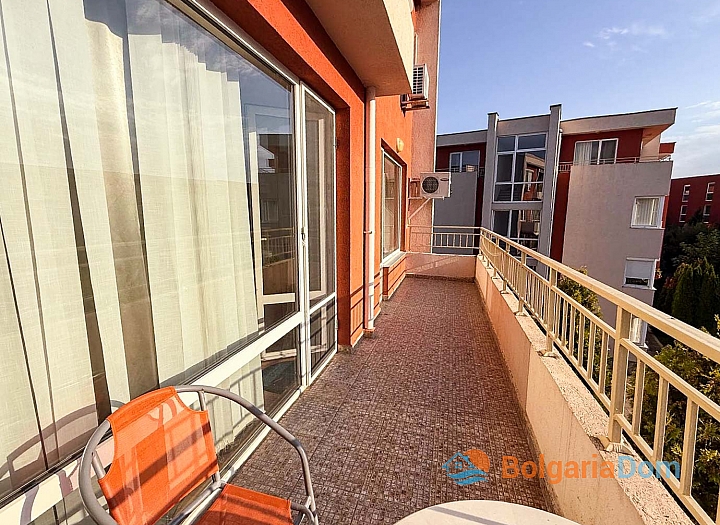 Two-room apartment with pool view in a large complex. Photo 6