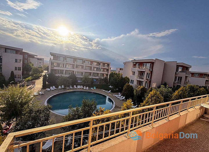 Two-room apartment with pool view in a large complex. Photo 16