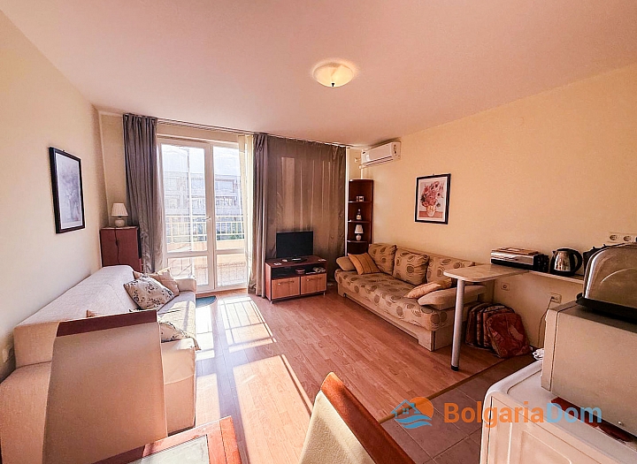 Two-room apartment with pool view in a large complex. Photo 2
