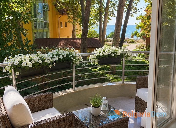 Large apartment with sea view on the first line. Photo 2