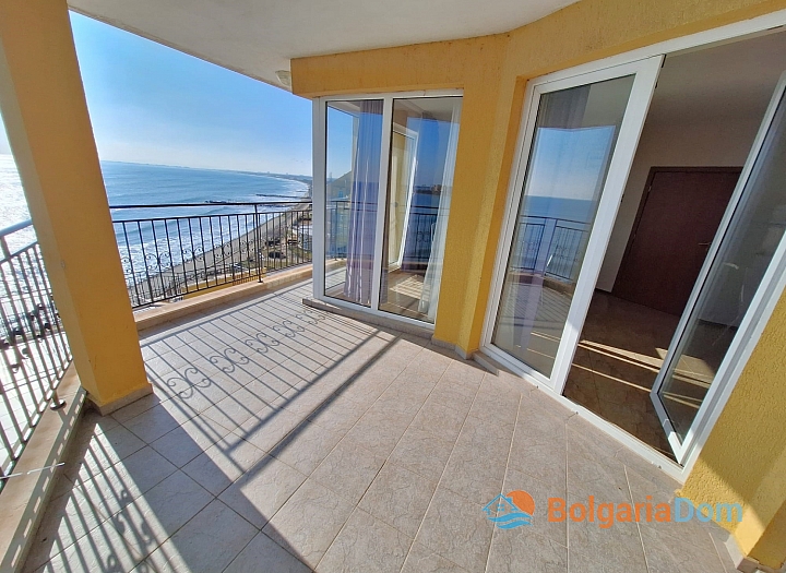 Квартира с панорамным видом на море на первой линии. Фото 1