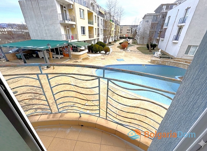 Apartment mit Poolblick in einer Wohnanlage. Foto 3