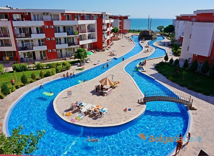 Apartment in a large complex on the first line. Photo 4