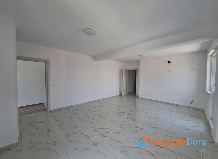 Prostorný třípokojový byt s velkou terasou. Foto 11