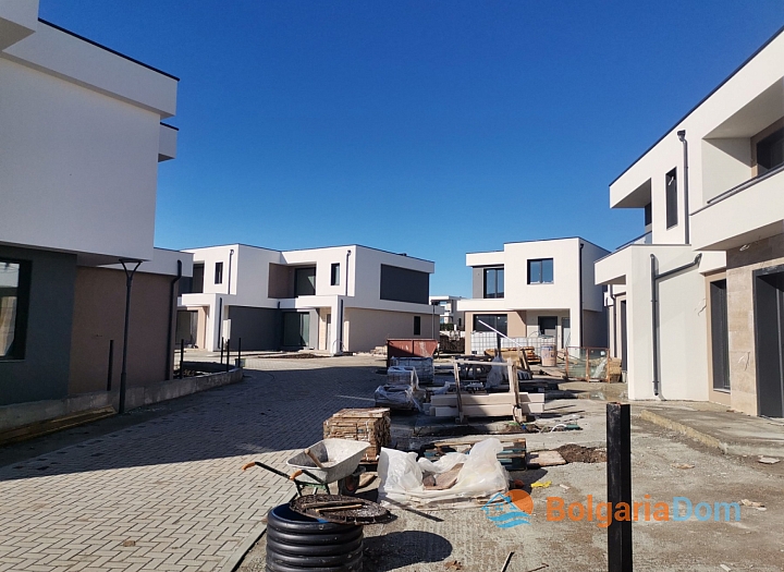 Nový dvoupokojový dům ve velkém uzavřeném komplexu s výbornou lokalitou. Foto 7