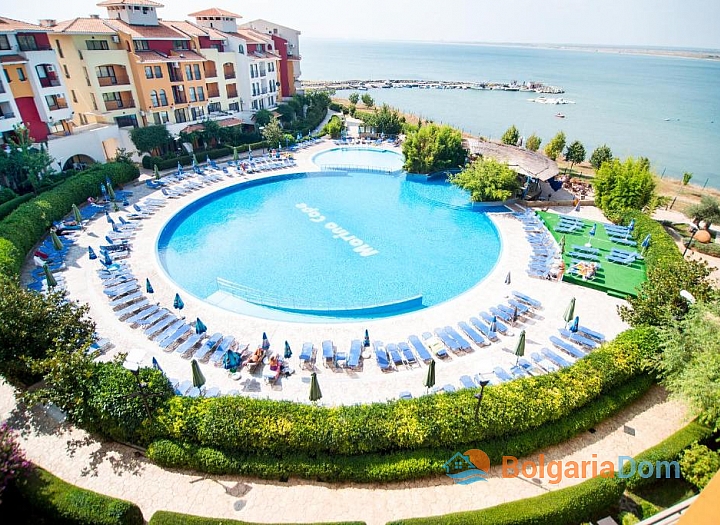 Large studio with pool view on the first line. Photo 4