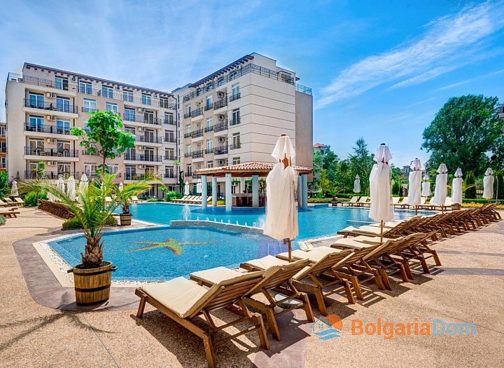 Three-room apartment with pool view in excellent complex. Photo 1