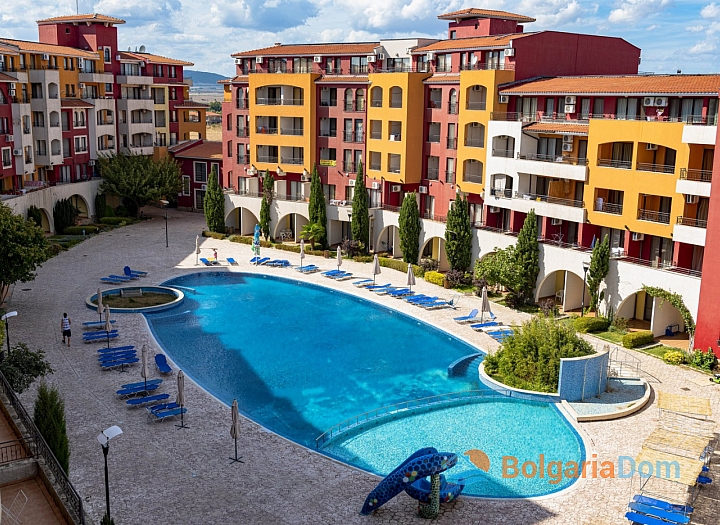 Large studio with pool view on the first line. Photo 1