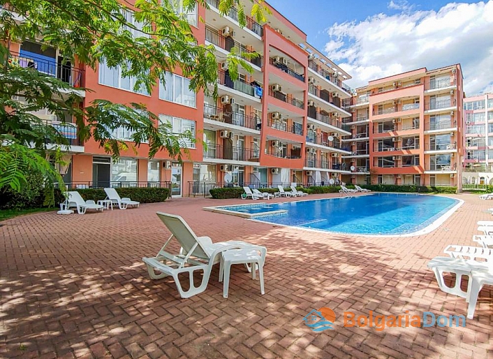 Студия с видом на бассейн в жилом комплексе. Фото 1