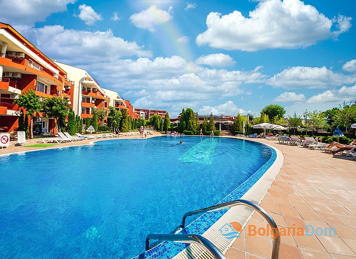 Three-room apartment with a pool view. Photo 1