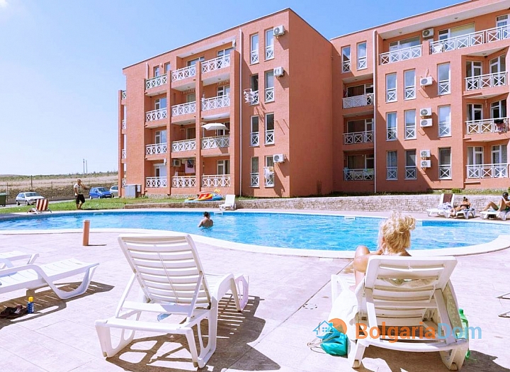 Ein-Zimmer-Apartment mit Poolblick an der Küste. Foto 11