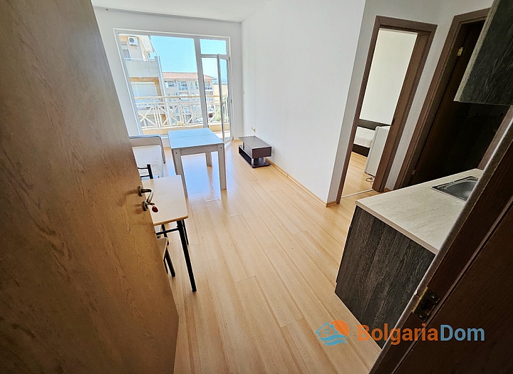 Jednoložnicový apartmán s výhledem na bazén ve velkém rodinném komplexu. Foto 11