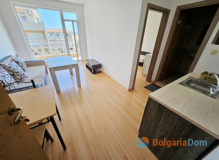 Jednoložnicový apartmán s výhledem na bazén ve velkém rodinném komplexu. Foto 2