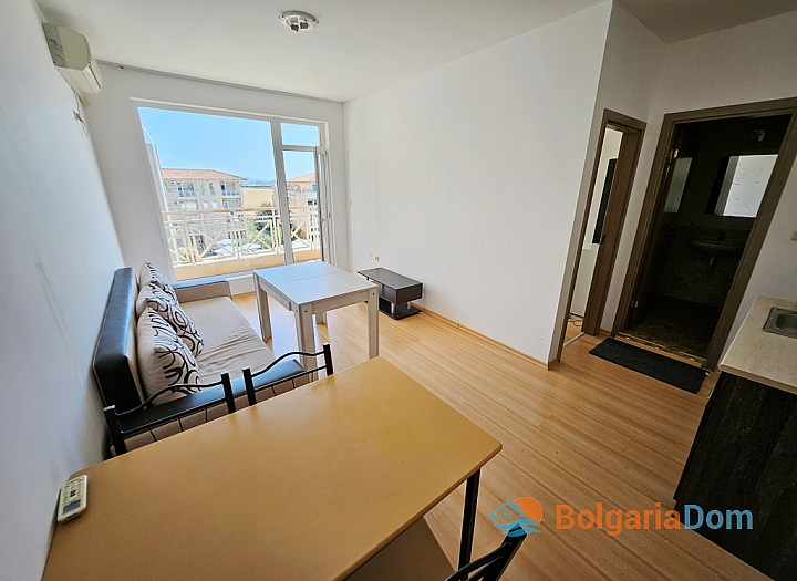 Jednoložnicový apartmán s výhledem na bazén ve velkém rodinném komplexu. Foto 12