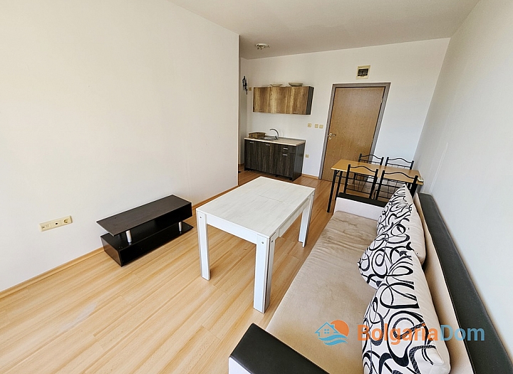 Jednoložnicový apartmán s výhledem na bazén ve velkém rodinném komplexu. Foto 3