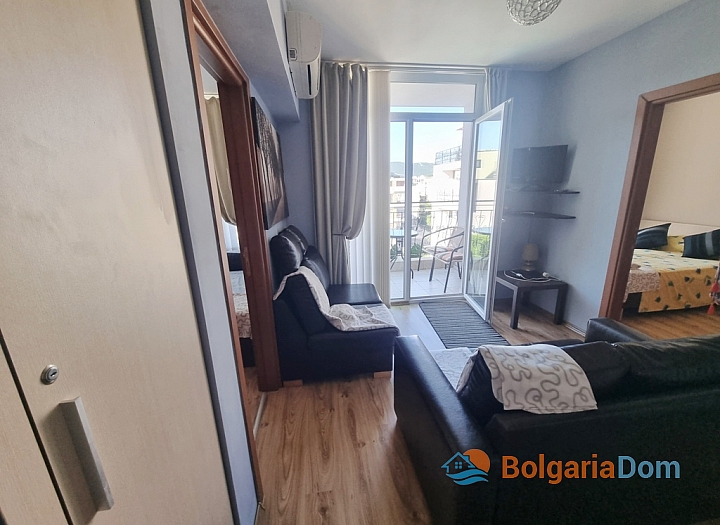 Three-room apartment with pool view in excellent complex. Photo 4