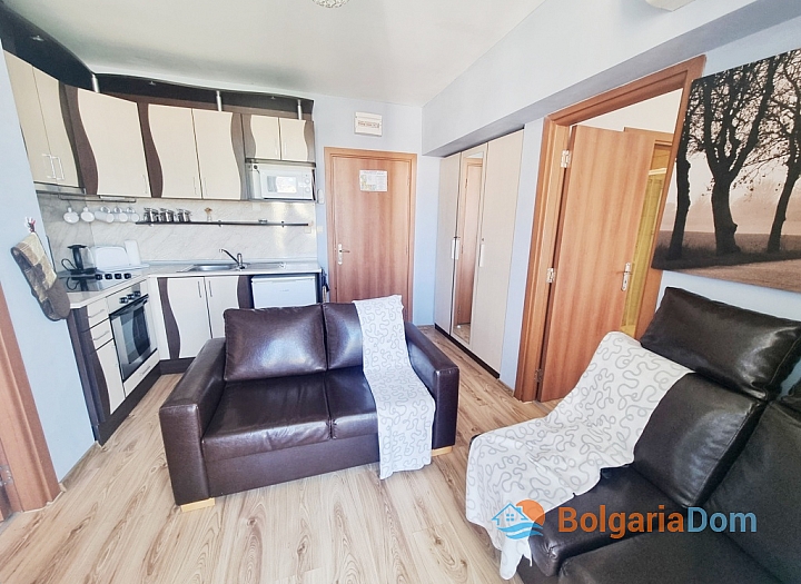 Three-room apartment with pool view in excellent complex. Photo 2