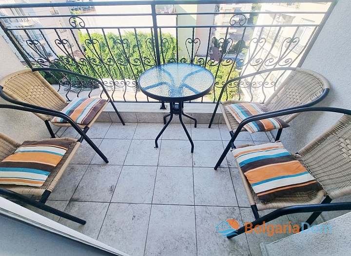 Three-room apartment with pool view in excellent complex. Photo 12