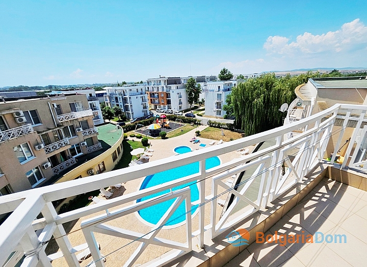Prostorný apartmán s výhledem na bazén. Foto 1