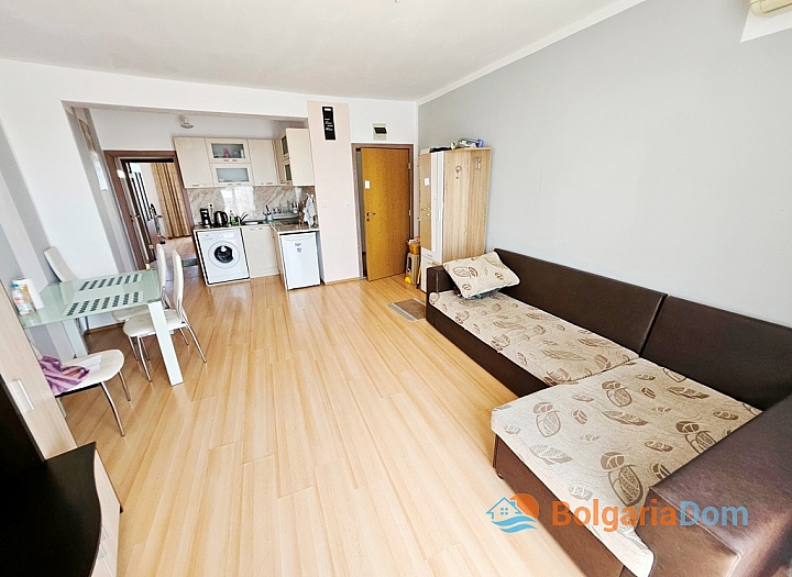 Prostorný apartmán s výhledem na bazén. Foto 14