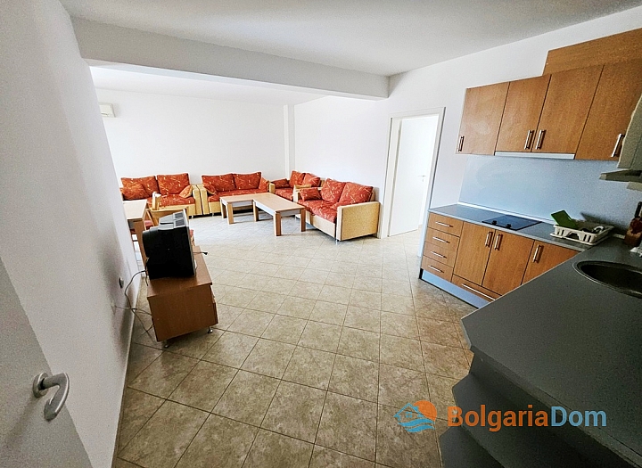 Duży, trzypokojowy apartament z widokiem na basen, w odległości spacerowej od morza. Zdjęcie 16