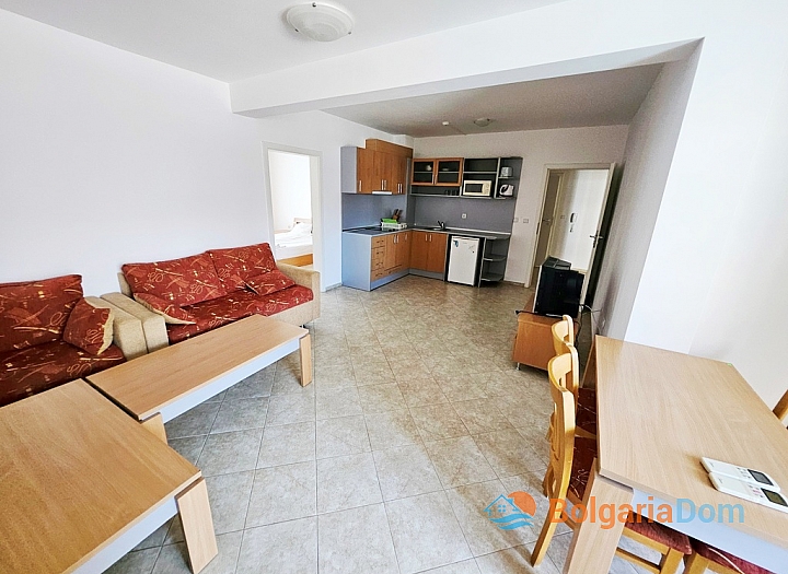 Duży, trzypokojowy apartament z widokiem na basen, w odległości spacerowej od morza. Zdjęcie 17
