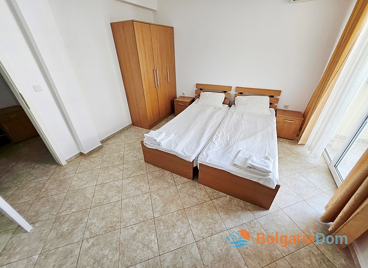 Duży, trzypokojowy apartament z widokiem na basen, w odległości spacerowej od morza. Zdjęcie 8