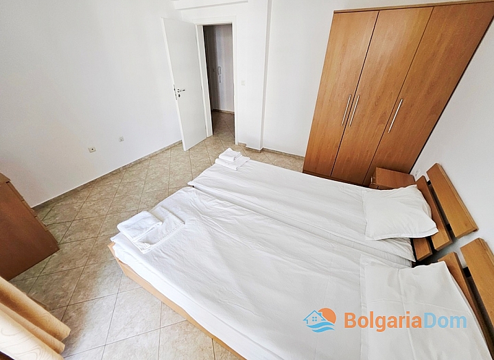 Duży, trzypokojowy apartament z widokiem na basen, w odległości spacerowej od morza. Zdjęcie 9