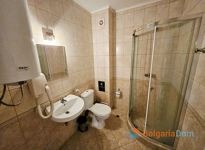 Duży, trzypokojowy apartament z widokiem na basen, w odległości spacerowej od morza. Zdjęcie 14