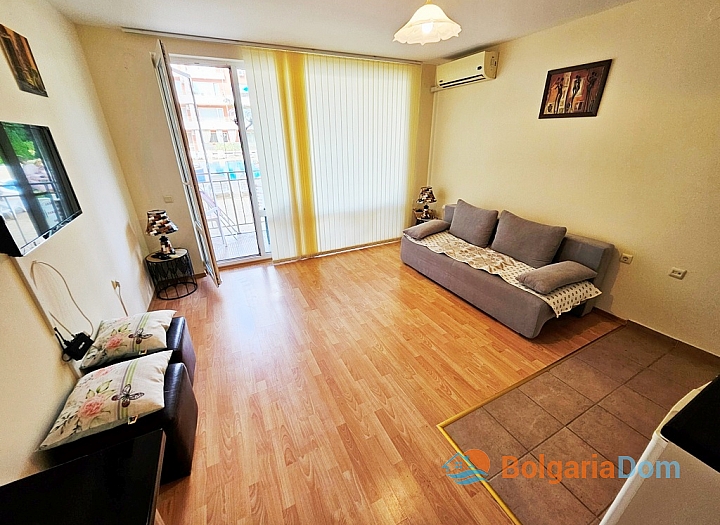 Studio mit Poolblick in berühmtem Familienkomplex. Foto 2