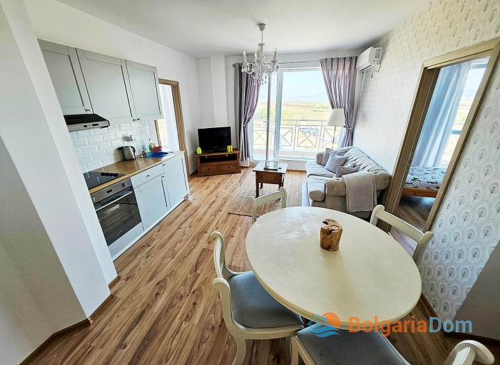Beautiful three-room apartment in a huge complex. Photo 2