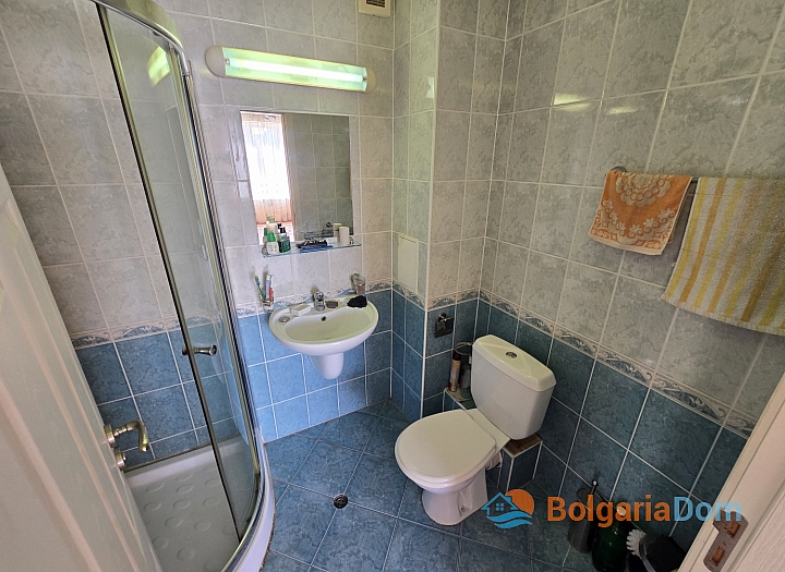 Dvoupokojový apartmán v útulném komplexu na pobřeží. Foto 10