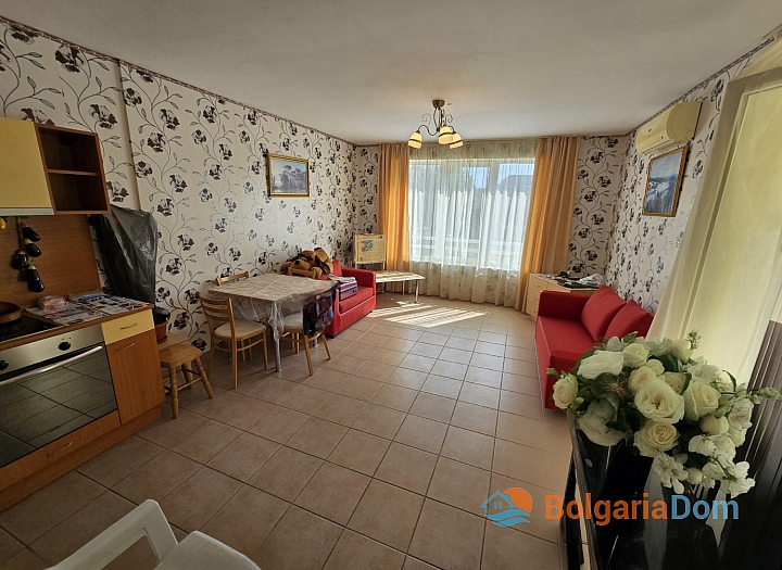 Dvoupokojový apartmán v útulném komplexu na pobřeží. Foto 4