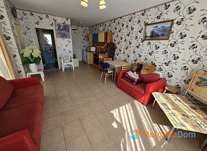 Dvoupokojový apartmán v útulném komplexu na pobřeží. Foto 12